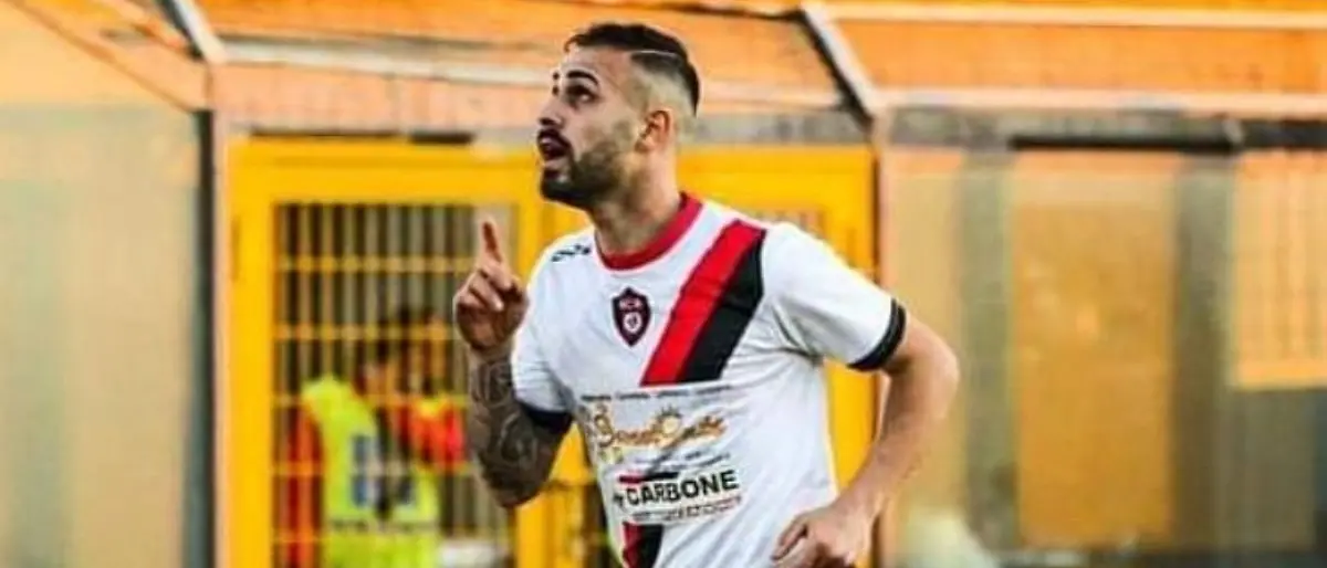 Ve Rende, i gol li porta Petrone. Preso l'attaccante dall'Acri