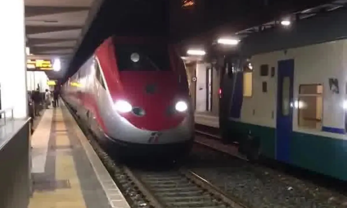 Frecciarossa da Milano arriva con 50 minuti di ritardo e il treno per Cosenza non aspetta i viaggiatori (VIDEO)
