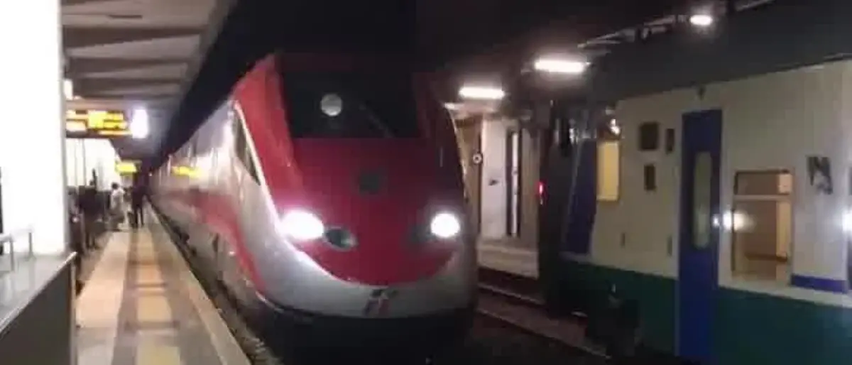 Frecciarossa da Milano arriva con 50 minuti di ritardo e il treno per Cosenza non aspetta i viaggiatori (VIDEO)