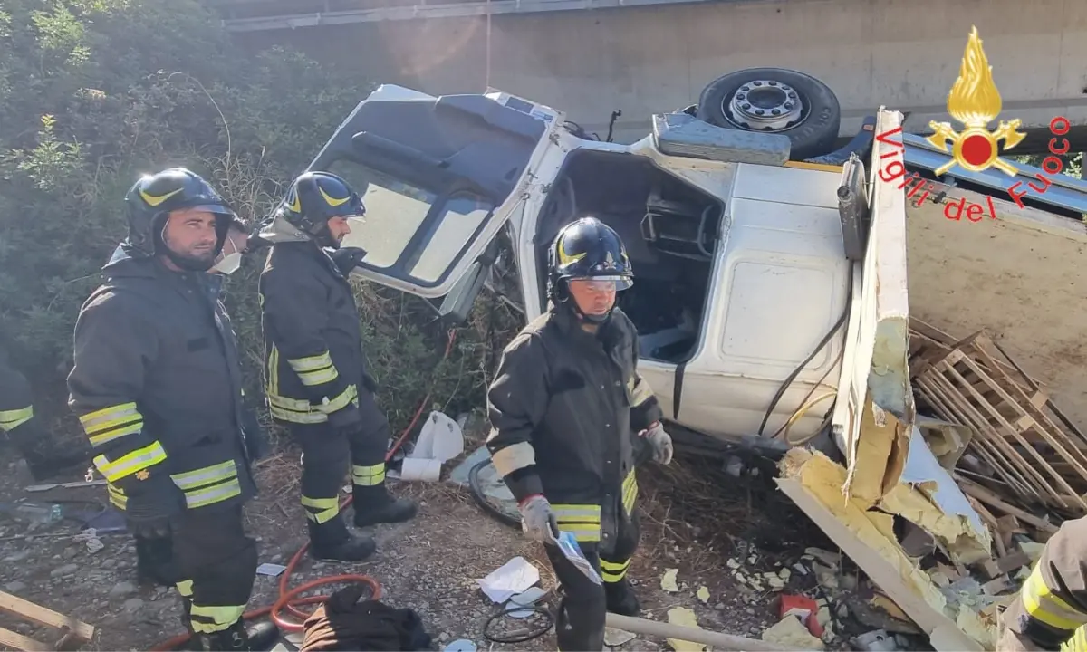 Trebisacce, perde il controllo del suo mezzo e finisce sotto un ponte: deceduto (VIDEO)