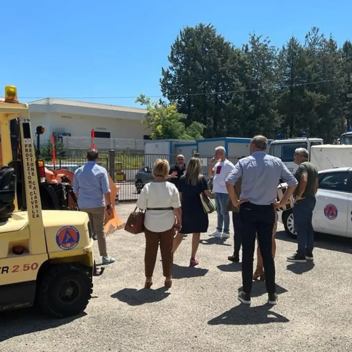 Ripulite alcune zone ingombre di rifiuti vicino alla sede della Protezione Civile regionale di Cosenza