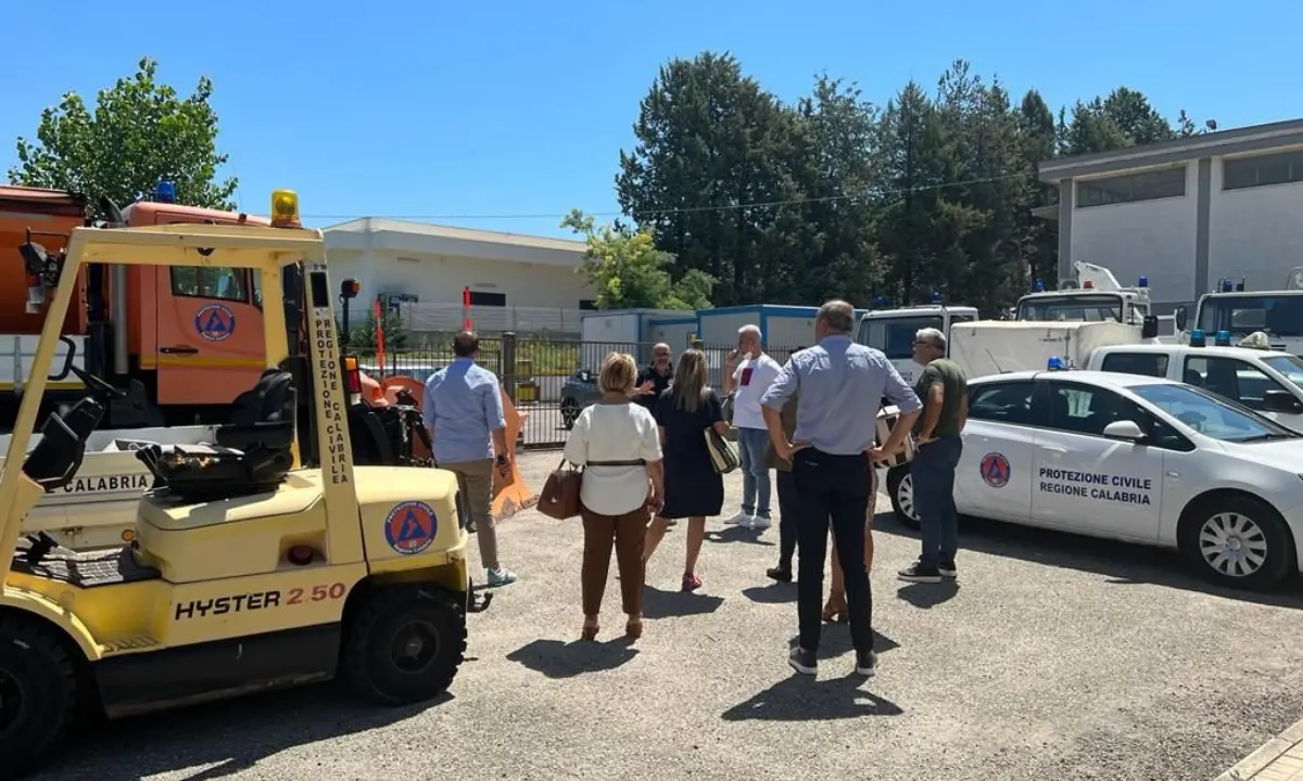 Ripulite alcune zone ingombre di rifiuti vicino alla sede della Protezione Civile regionale di Cosenza
