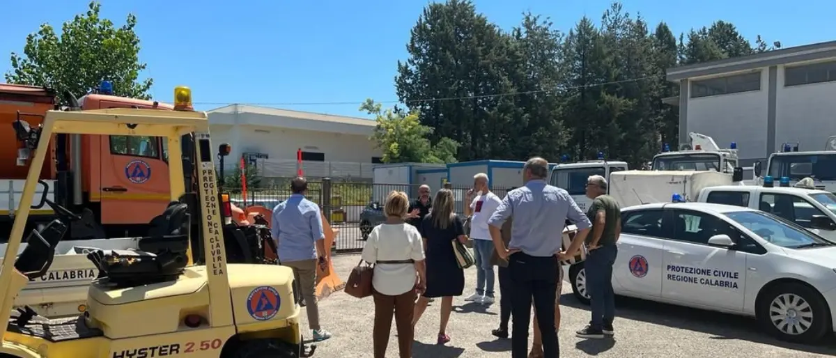 Ripulite alcune zone ingombre di rifiuti vicino alla sede della Protezione Civile regionale di Cosenza