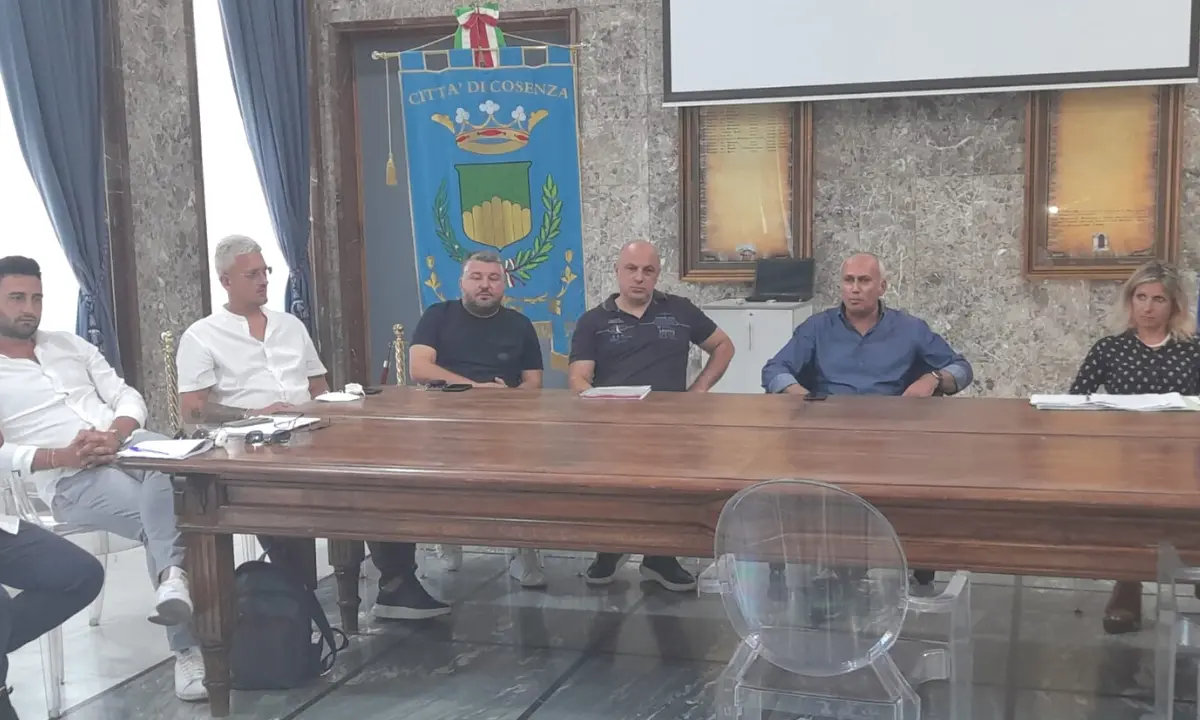 Cosenza, il sindaco incontra i rappresentanti sindacali per il nuovo piano rifiuti