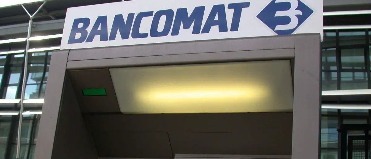 San Fili, fanno esplodere il bancomat ma non riescono a prendere i soldi