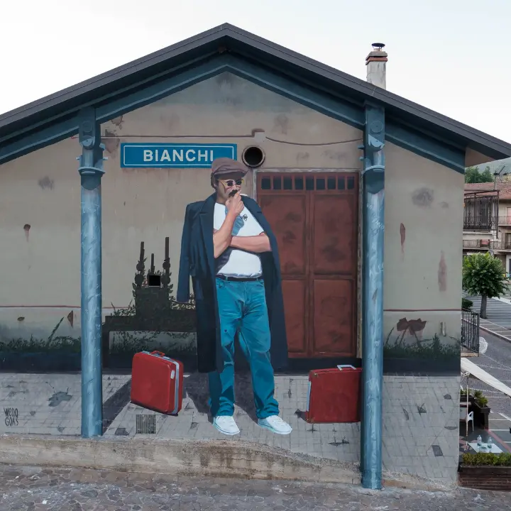 A Bianchi l'ex stazione dei treni rinasce con un'opera dello street-artist spagnolo Wedo Goas
