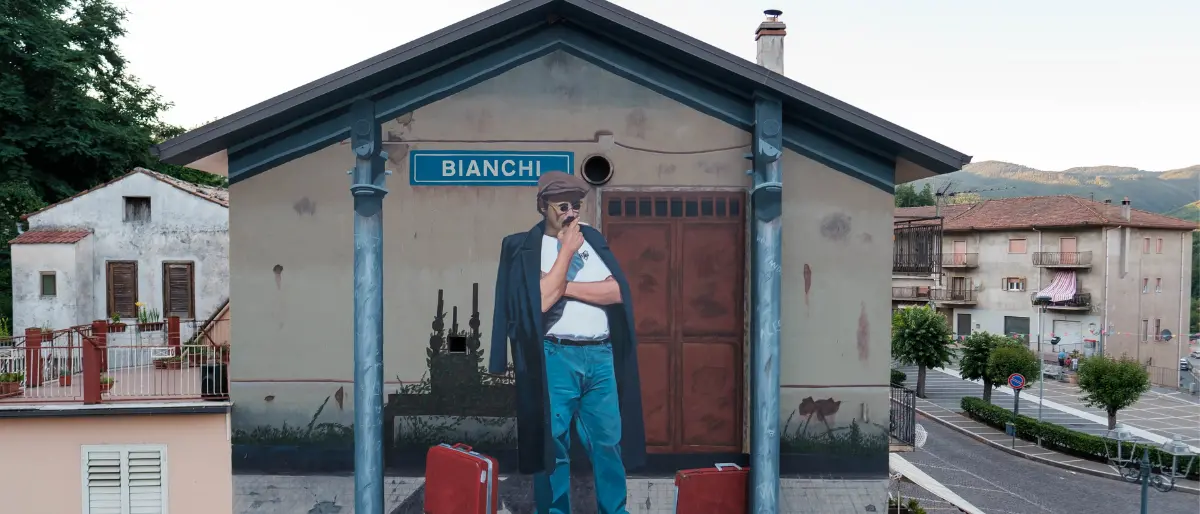 A Bianchi l'ex stazione dei treni rinasce con un'opera dello street-artist spagnolo Wedo Goas