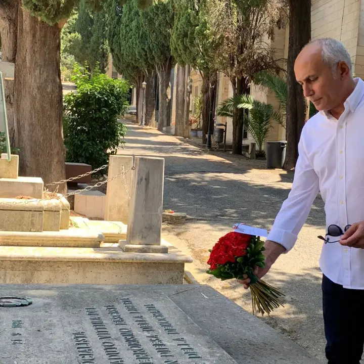Cosenza, deposto un mazzo di fiori sulla tomba di Paolo Cappello