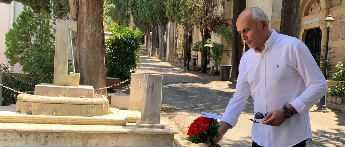 Cosenza, deposto un mazzo di fiori sulla tomba di Paolo Cappello