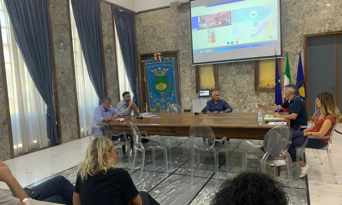 Cosenza, ecco il nuovo piano rifiuti voluto dalla maggioranza che sostiene Caruso