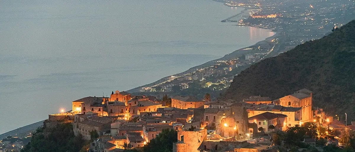 Fiumefreddo, niente passerelle per la battigia: scoppia il caso, violato il diritto all'accessibilità