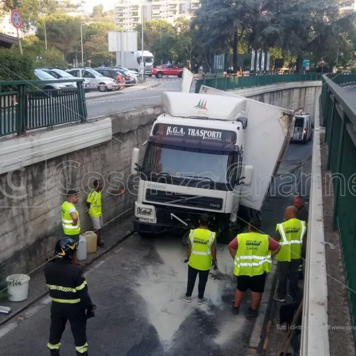 Cosenza, sfonda le barriere di protezione e precipita nel sottopassaggio: incidente all'alba in centro