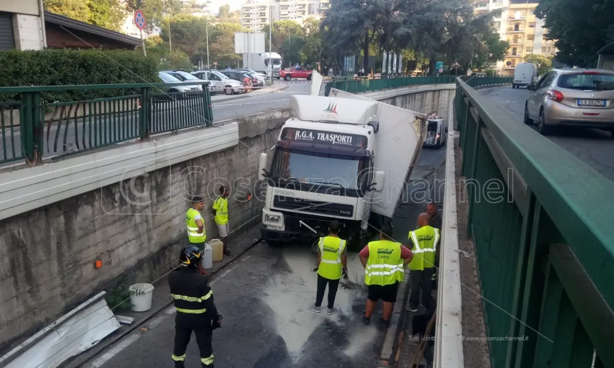 Cosenza, sfonda le barriere di protezione e precipita nel sottopassaggio: incidente all'alba in centro