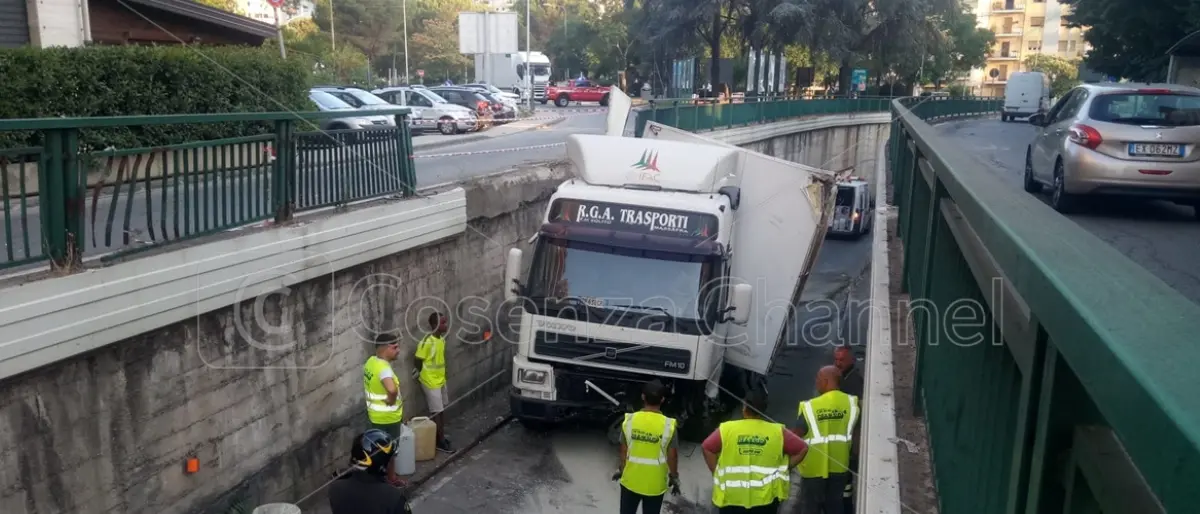 Cosenza, sfonda le barriere di protezione e precipita nel sottopassaggio: incidente all'alba in centro