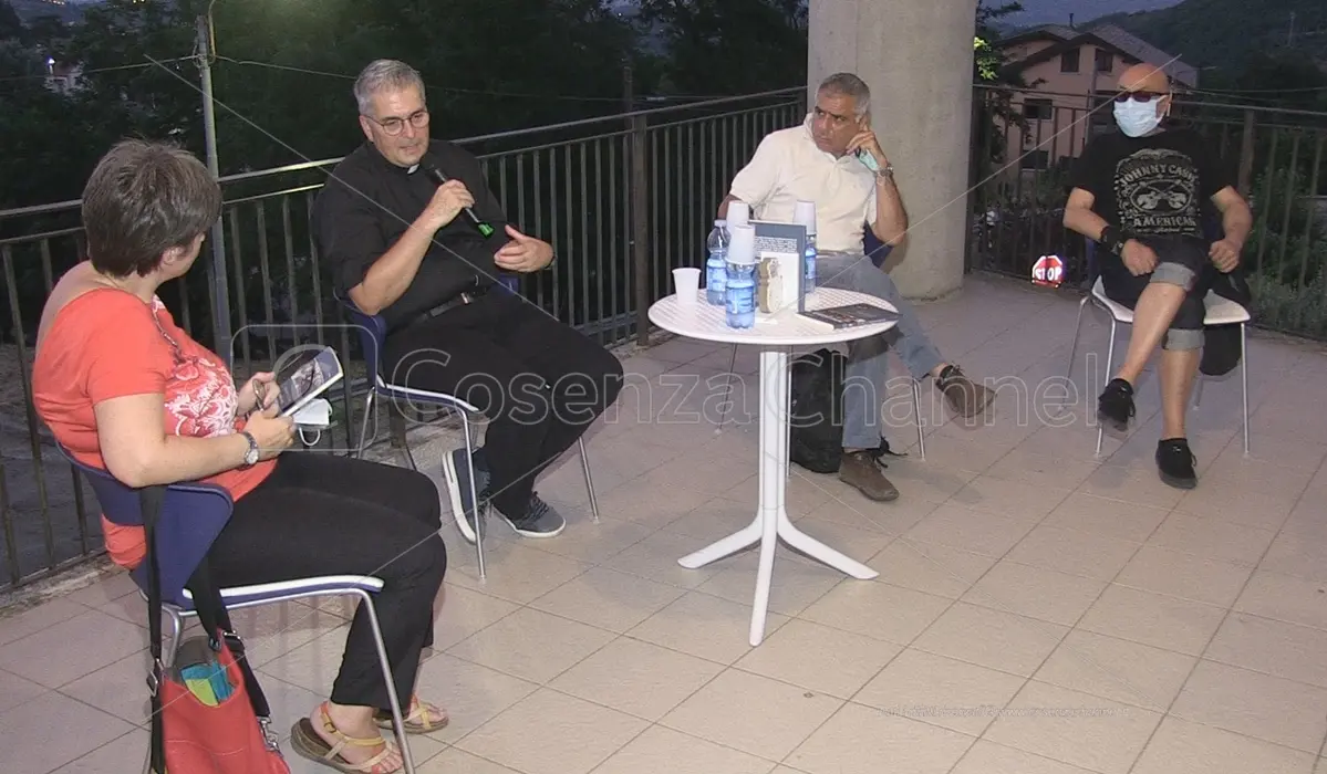 Il sacerdote rock Massimo Granieri presenta il suo nuovo libro a Marano Principato - VIDEO