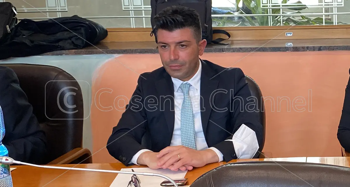 Cosenza, Spadafora (FdI) denuncia: «Pubblica illuminazione: guasti e ritardi negli interventi»\n