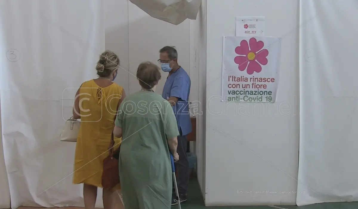 A Cosenza è Vax Day. Caruso in visita al centro vaccinale a regime per il booster - VIDEO