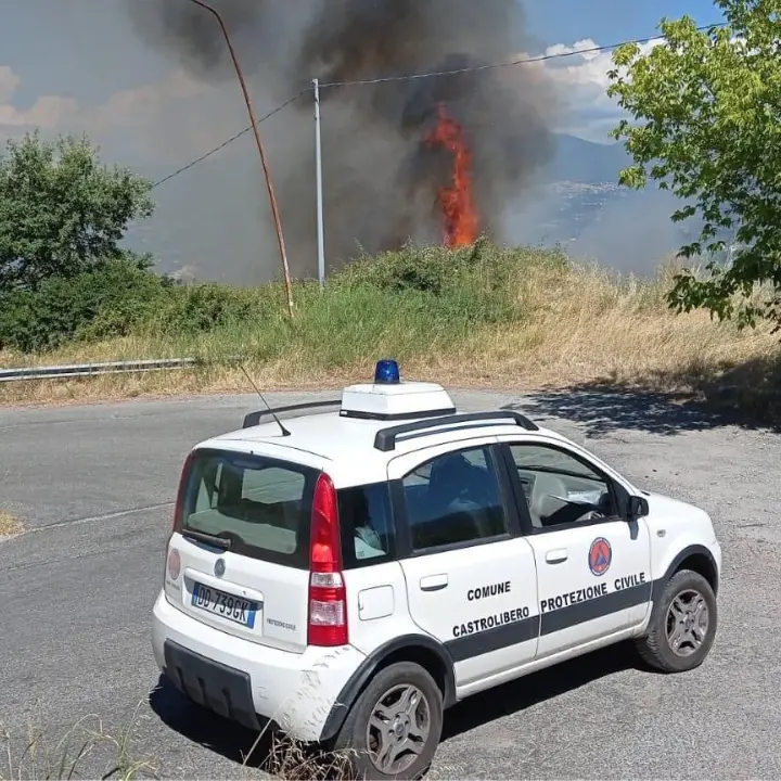 Castrolibero, spento sul nascere un incendio: decisivo l'intervento della protezione civile