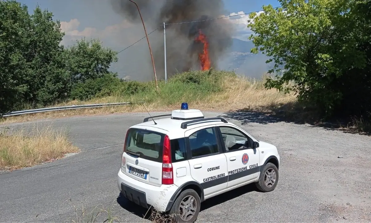 Castrolibero, spento sul nascere un incendio: decisivo l'intervento della protezione civile