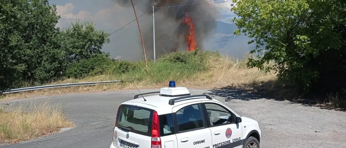 Castrolibero, spento sul nascere un incendio: decisivo l'intervento della protezione civile
