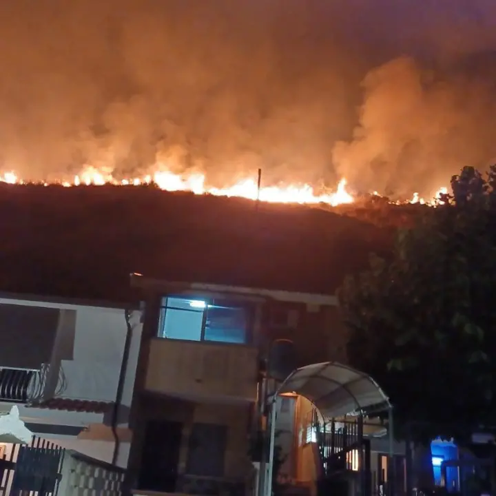 Notte di terrore a Fiumefreddo, incendio minaccia le abitazioni