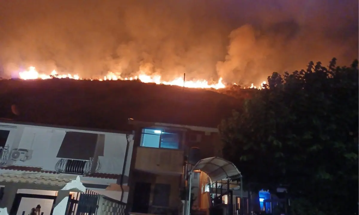 Notte di terrore a Fiumefreddo, incendio minaccia le abitazioni