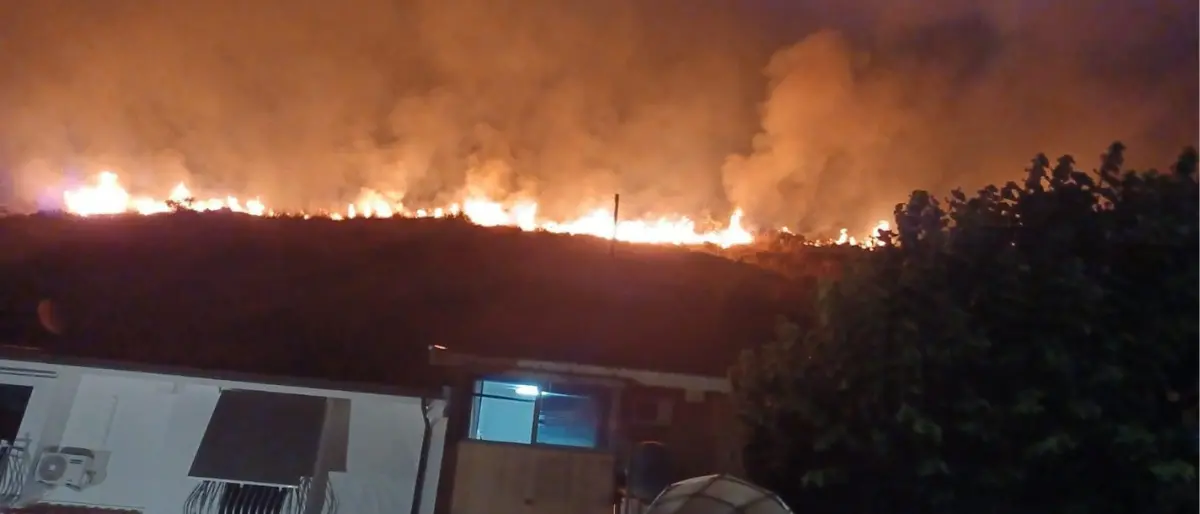 Notte di terrore a Fiumefreddo, incendio minaccia le abitazioni