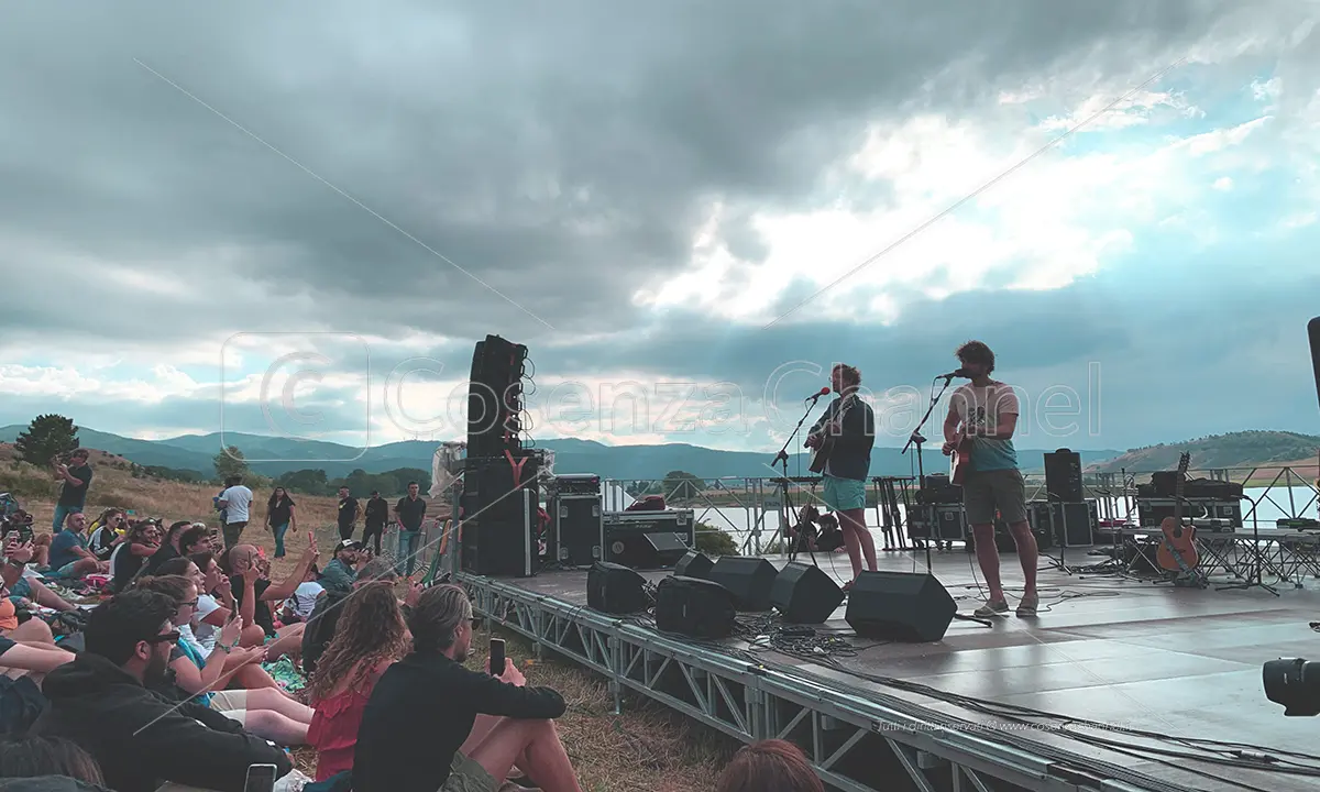 Be Alternative Festival 2025: due giorni di musica al Lago Cecita. Ecco gli artisti che si esibiranno