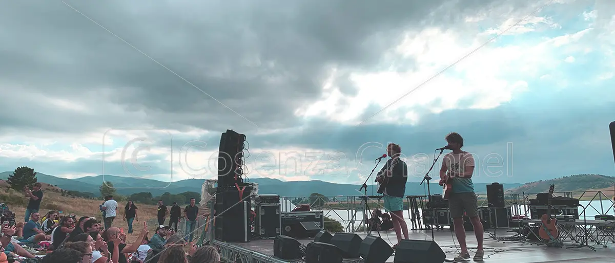 Be Alternative Festival 2025: due giorni di musica al Lago Cecita. Ecco gli artisti che si esibiranno