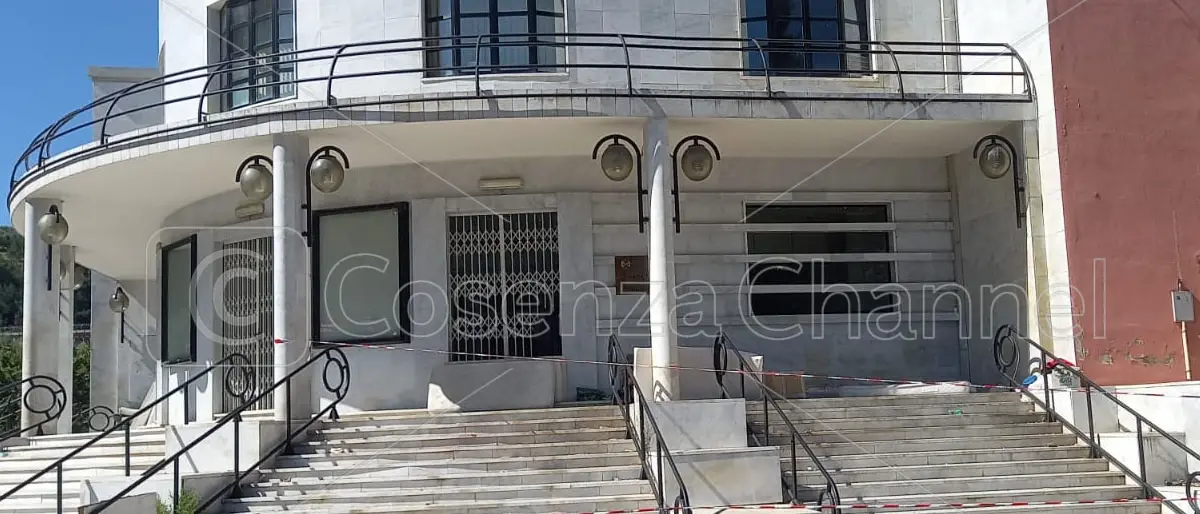 Clochard morto a Cosenza, Falvo: «Il Comune è al corrente del degrado vicino al Cinema Italia?»