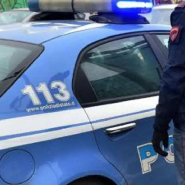 Cosenza, getta l’eroina dalla finestra e cerca di fuggire. La Polizia lo arresta
