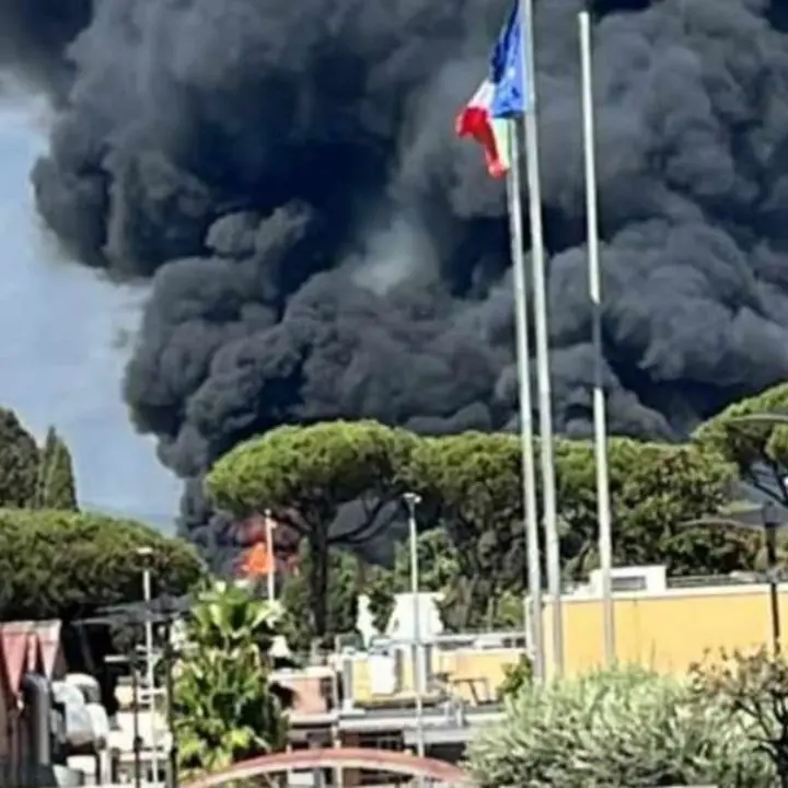 Roma, divampa un incendio negli studi di Cinecittà: i vigili del fuoco spengono le fiamme