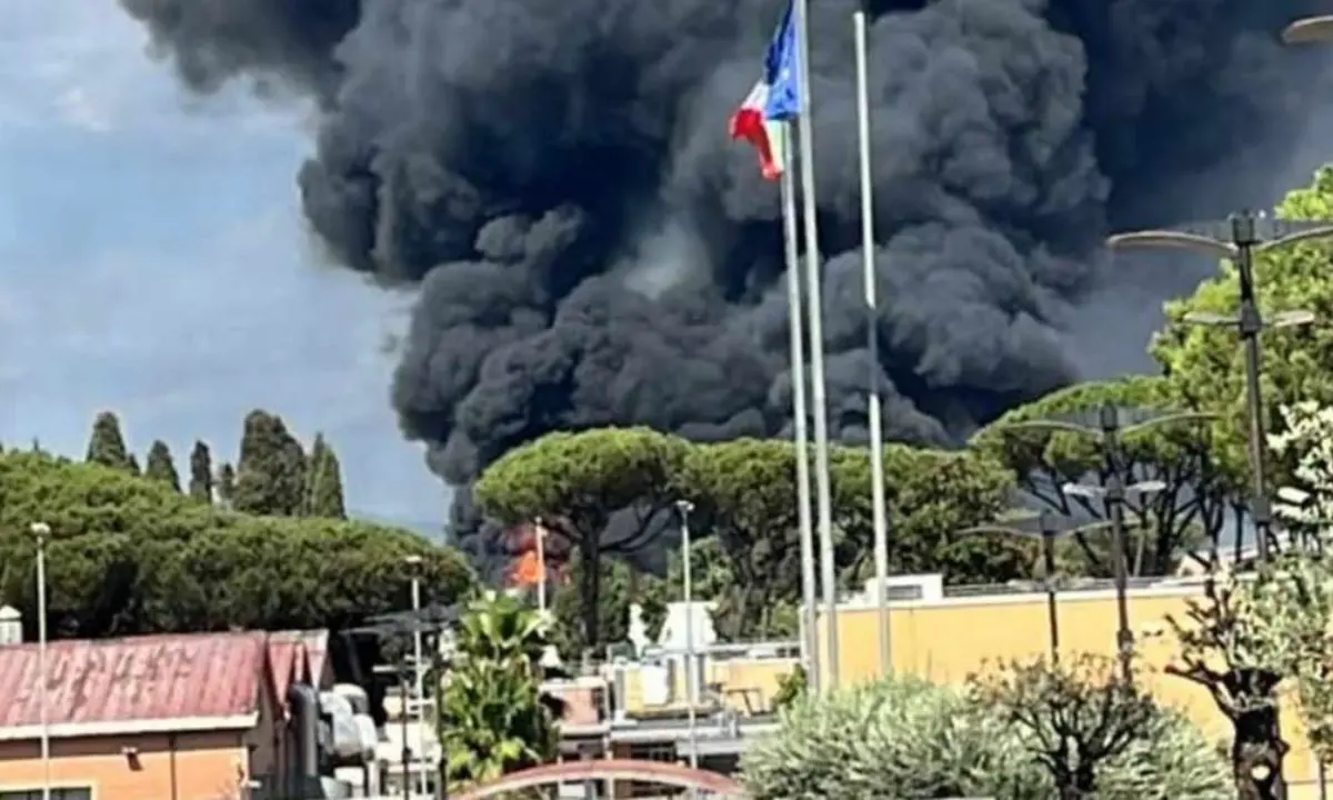 Roma, divampa un incendio negli studi di Cinecittà: i vigili del fuoco spengono le fiamme