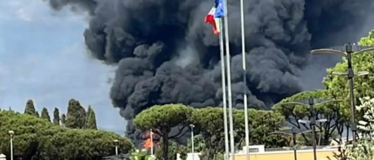 Roma, divampa un incendio negli studi di Cinecittà: i vigili del fuoco spengono le fiamme