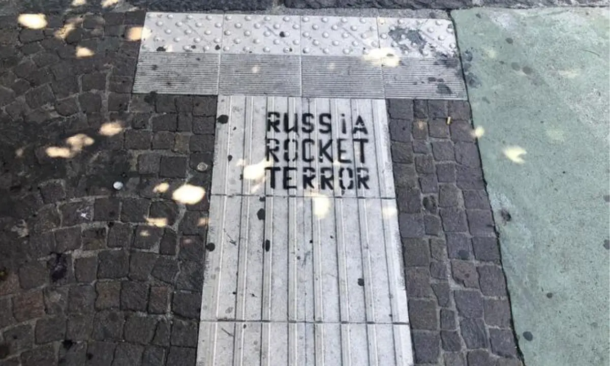 A Cosenza ignoti imbrattano i muri della città con la scritta \"Russia rocket terror\"