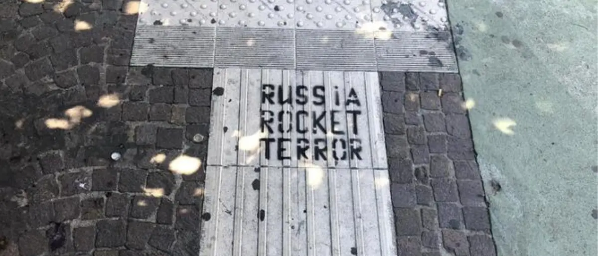 A Cosenza ignoti imbrattano i muri della città con la scritta \"Russia rocket terror\"