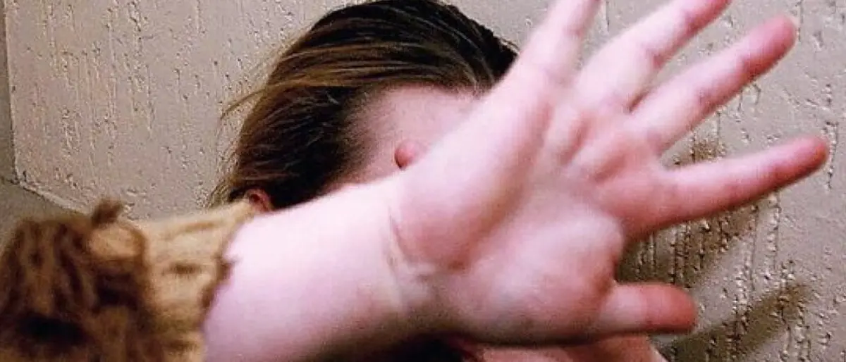 Shock in Calabria, chiede di essere pagata e viene presa a calci: la denuncia via social