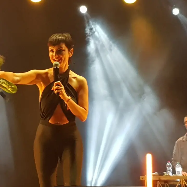 Musica live, Arisa infiamma Villapiana: in migliaia a seguire la cantante lucana (FOTO)