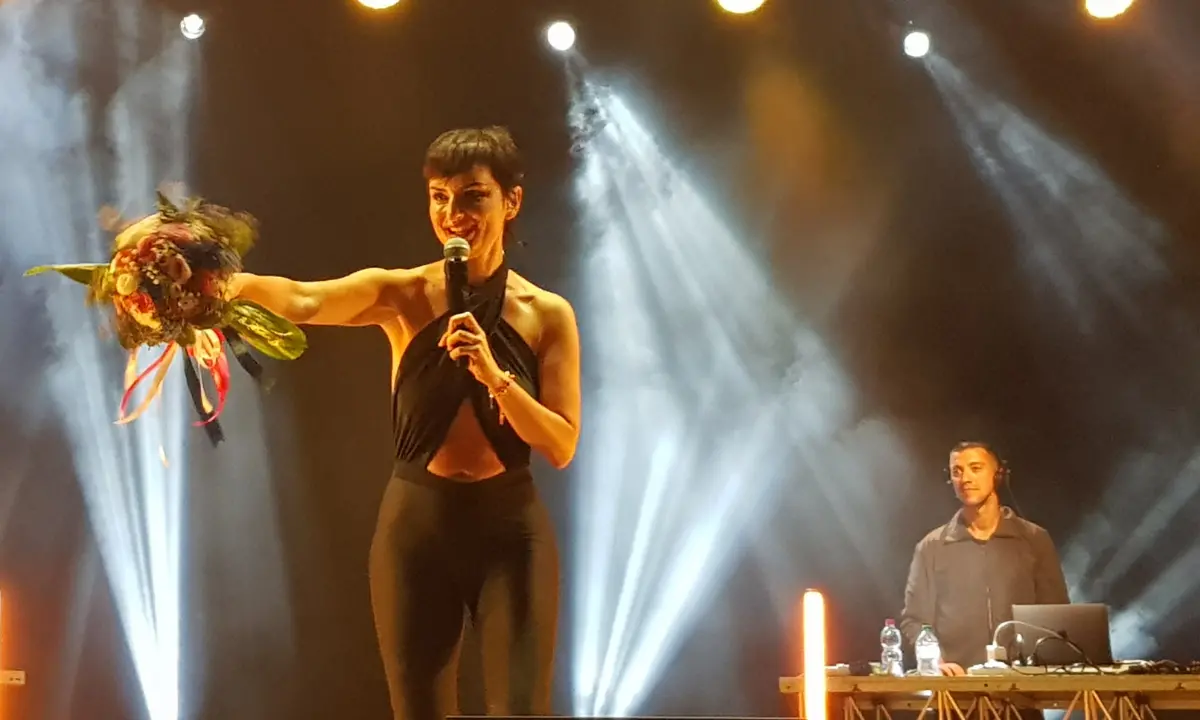 Musica live, Arisa infiamma Villapiana: in migliaia a seguire la cantante lucana (FOTO)