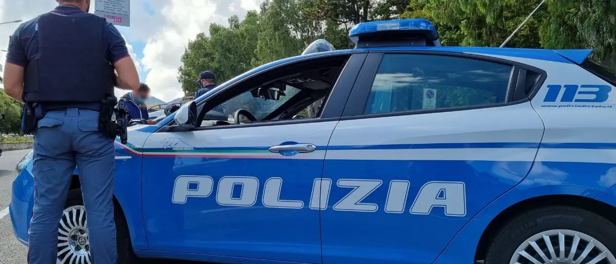 Cosenza, controlli a tappeto della Polizia: un arresto e 14 denunce per spaccio, rissa e guida senza patente