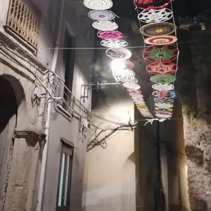 A Sangineto è \"Agosto in festa\": cerchi colorati e turisti rianimano il borgo