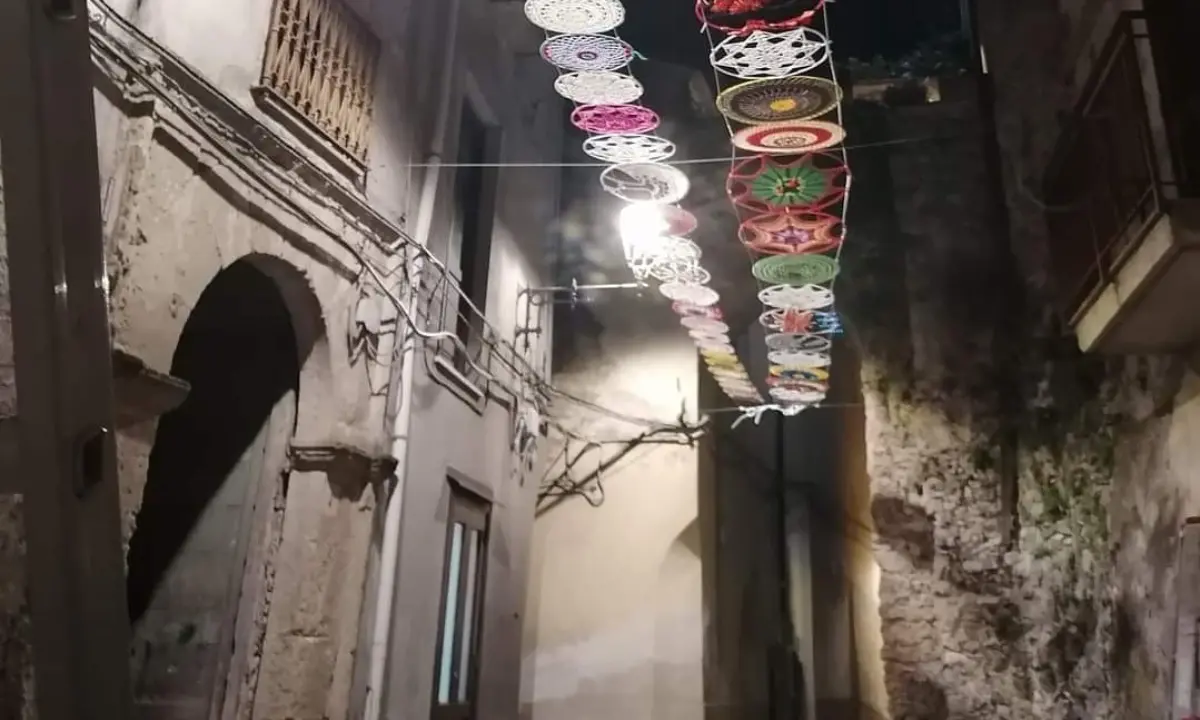 A Sangineto è \"Agosto in festa\": cerchi colorati e turisti rianimano il borgo
