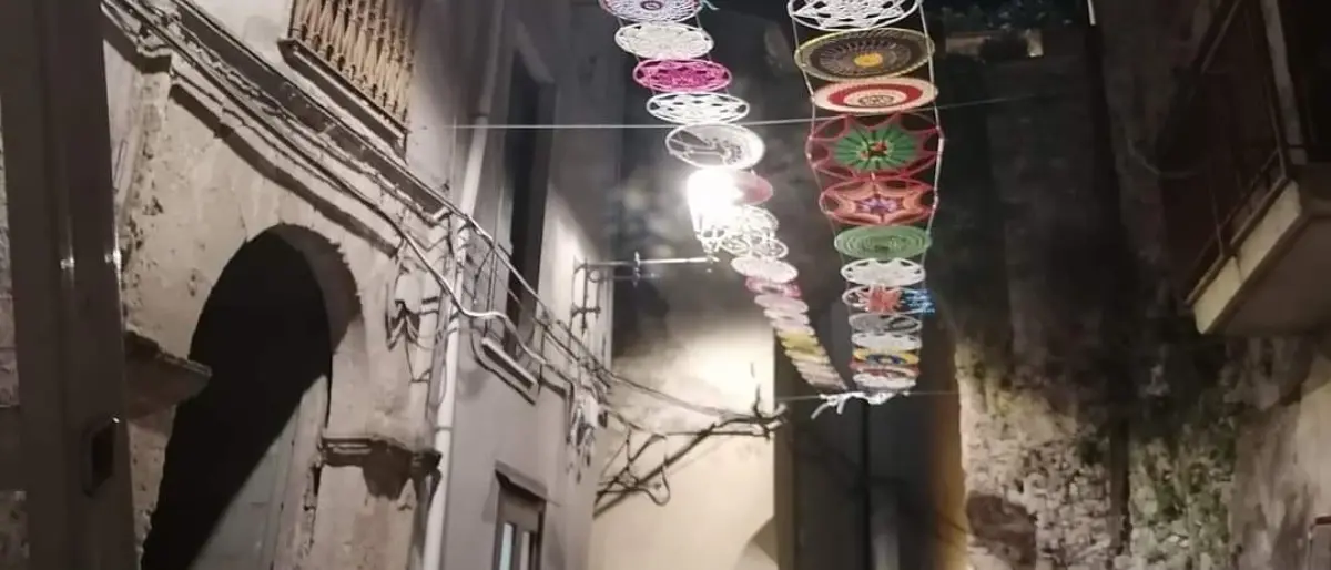 A Sangineto è \"Agosto in festa\": cerchi colorati e turisti rianimano il borgo