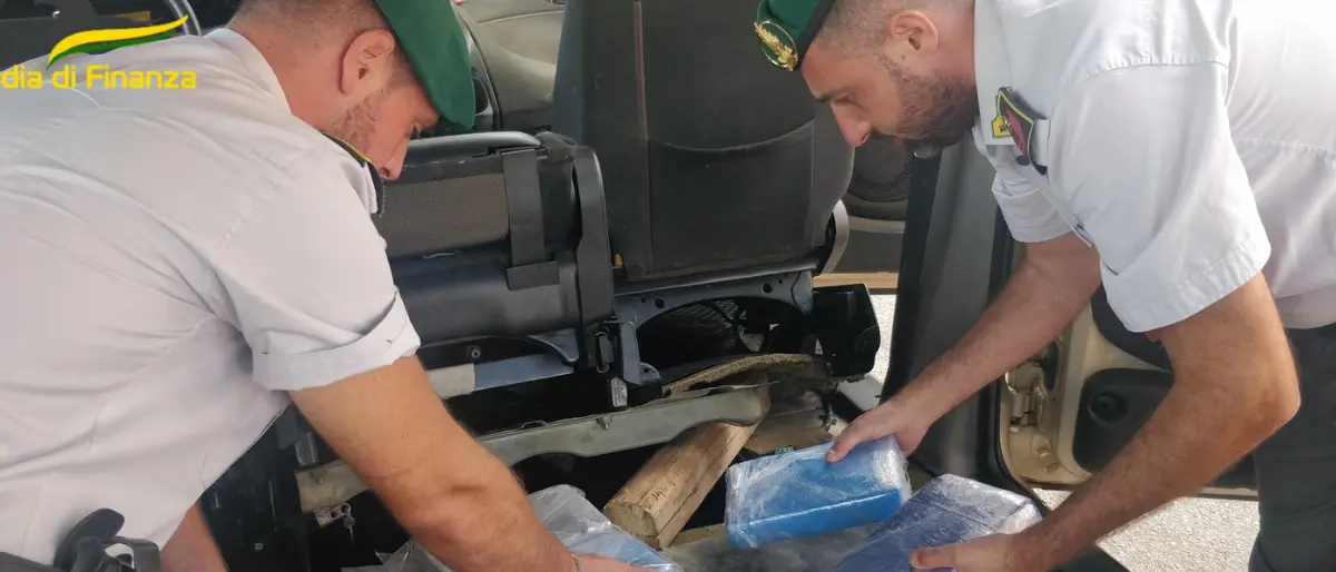 Aveva 60 chili di cocaina nascosti nella sua auto: arrestato dalla Guardia di Finanza