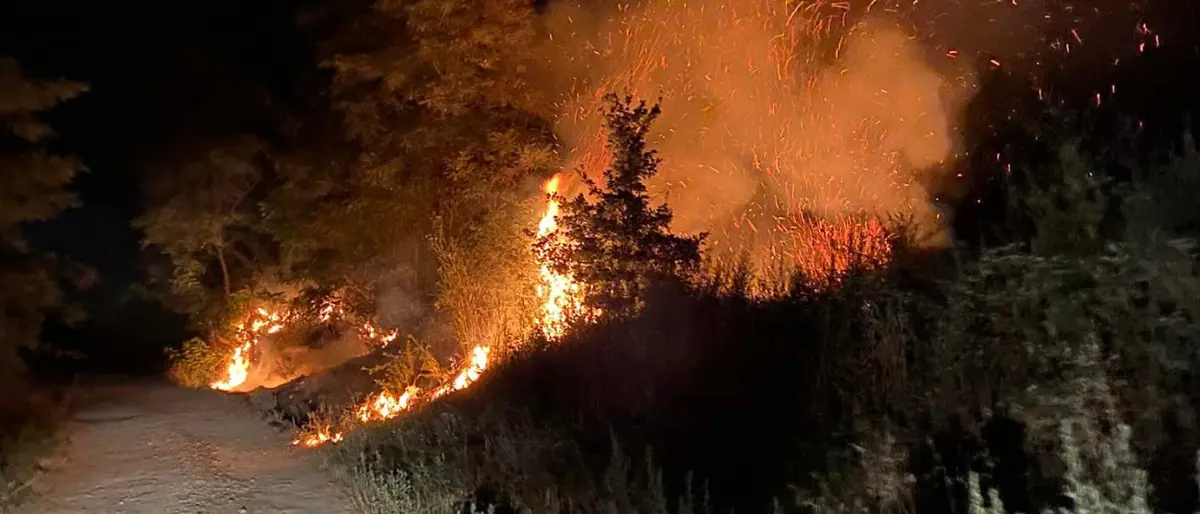 Incendio nella notte a Casali del Manco, intervengono i vigili del fuoco
