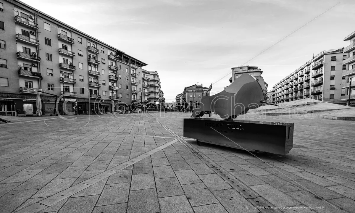 Cosenza, marciapiedi dissestati intorno a piazza Bilotti, Bianca Rende interroga Caruso