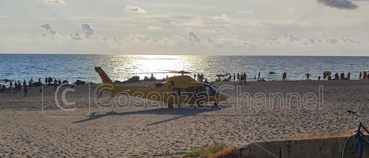 Torremezzo di Falconara Albanese, bambina si sente male e interviene l'elisoccorso (VIDEO)