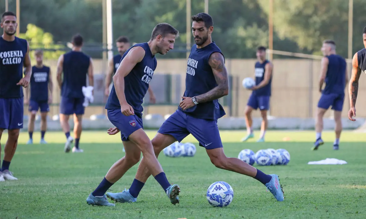 Benevento-Cosenza, dubbi in difesa ed a centrocampo per Dionigi