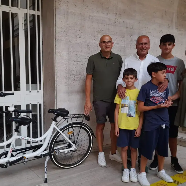 Bici solidale a Cosenza, consegnata alla prima famiglia che ha fatto richiesta