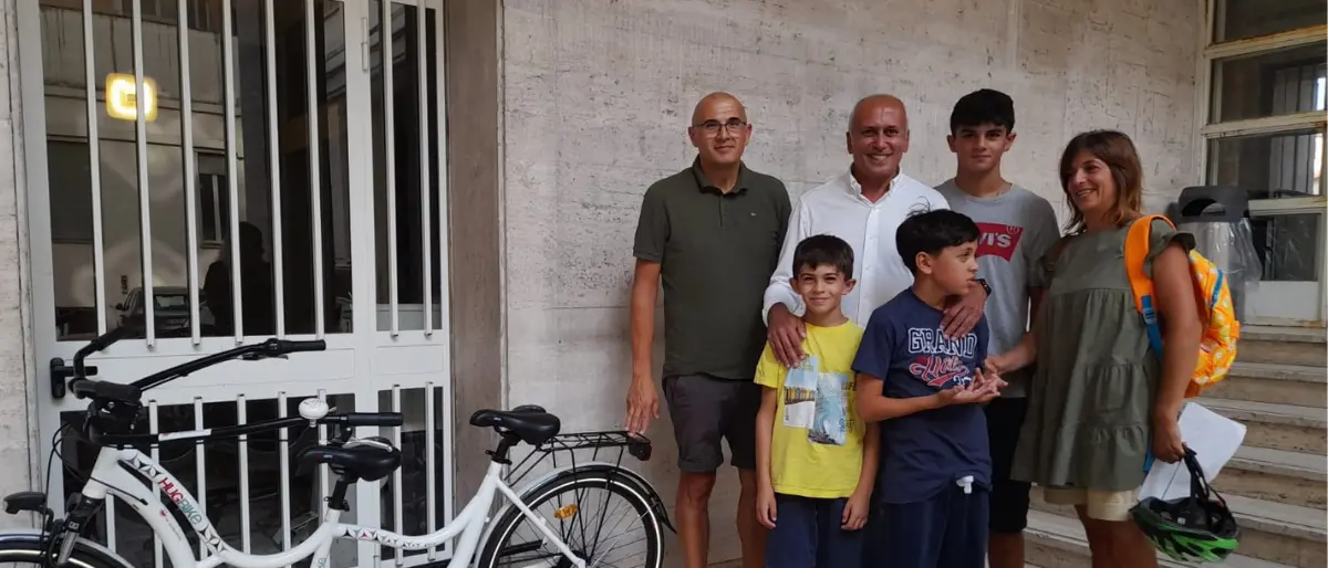 Bici solidale a Cosenza, consegnata alla prima famiglia che ha fatto richiesta